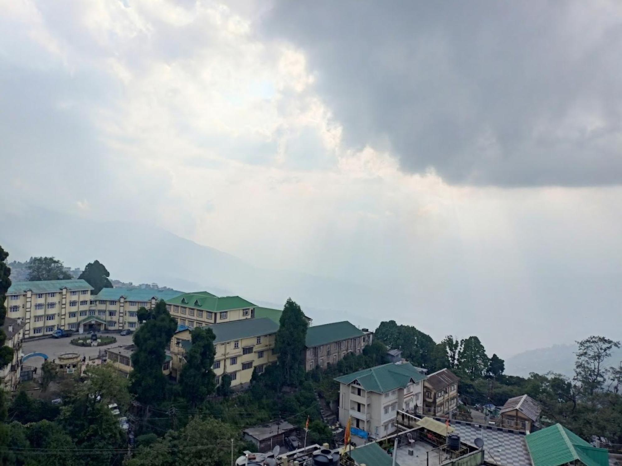 Hotel Pitstop Darjeeling - Excellent Service Recommended & Couple Friendly Exteriör bild