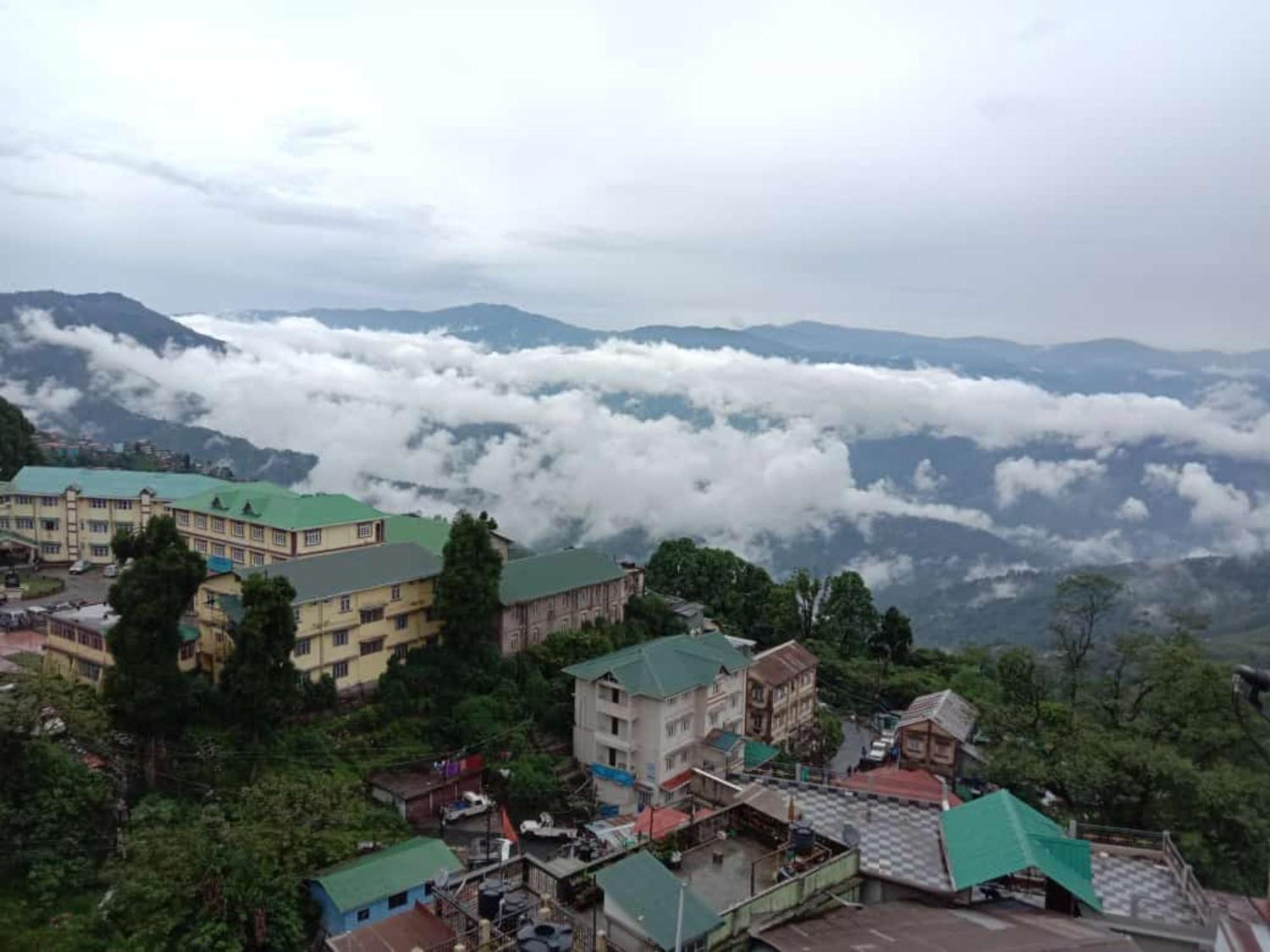 Hotel Pitstop Darjeeling - Excellent Service Recommended & Couple Friendly Exteriör bild